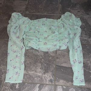 ruched crop top, puffed sleeves